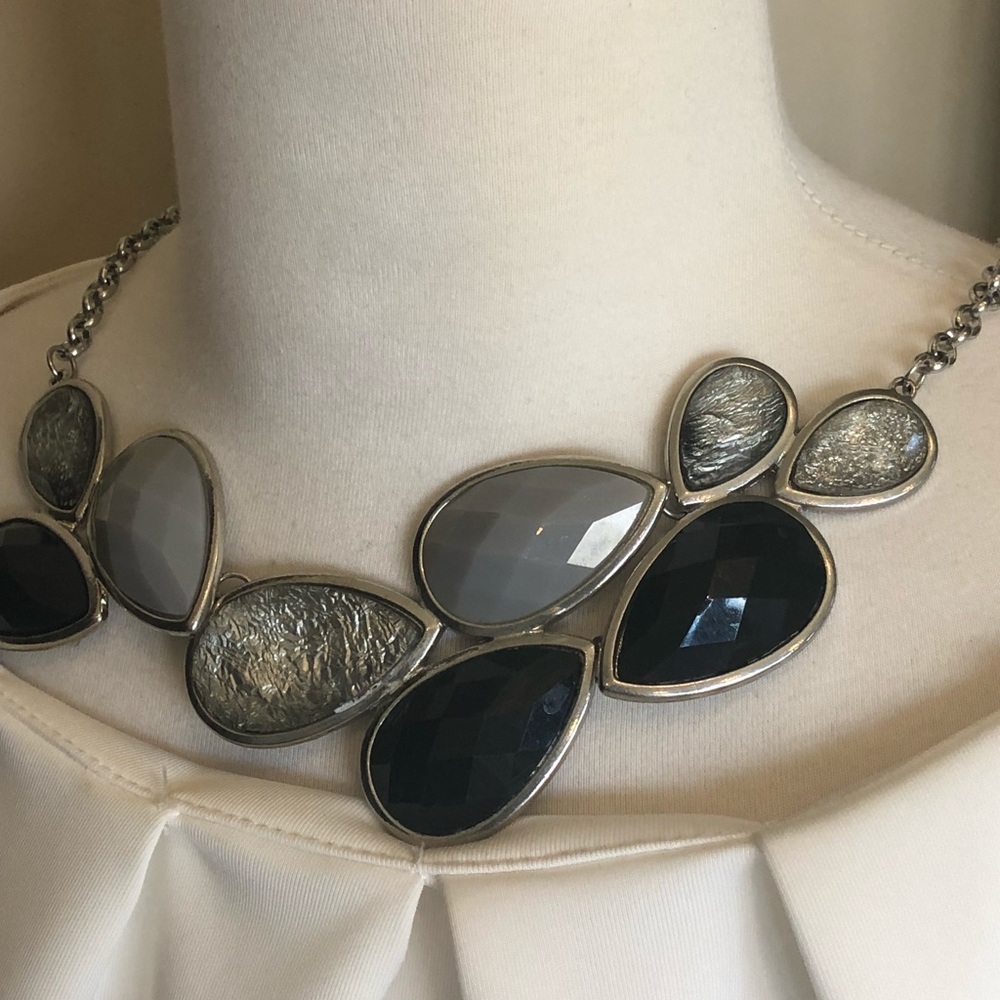 Stunning Faux-stone statement necklace
